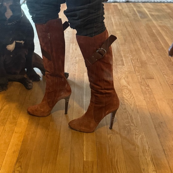 Givenchy knee-high brown suede boots. Sexy, structured heel. - Picture 2 of 7